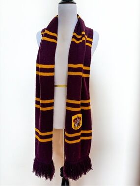 Harry Potter Shop Gryffindor Knitted Crest Scarf